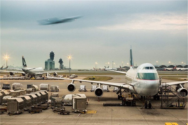 航空運(yùn)輸有哪些優(yōu)點(diǎn)和缺點(diǎn)呢(圖1) 航空運(yùn)輸有哪些優(yōu)點(diǎn)和缺點(diǎn)呢(圖1)